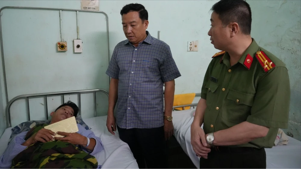 Lãnh đạo Công an tỉnh Lâm Đồng thăm hỏi, động viên Trung tá Đinh Quốc Hiệp.