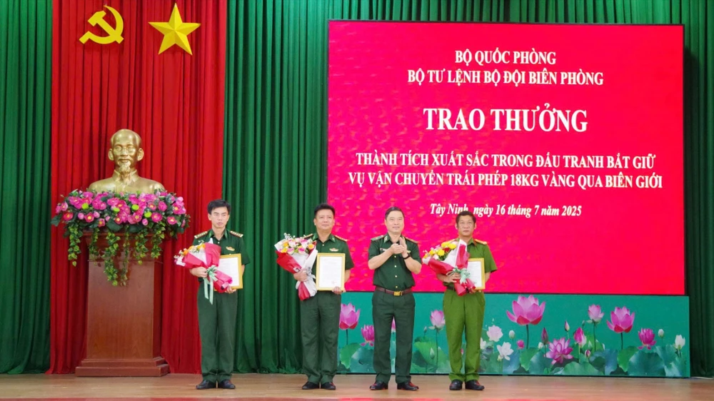 Khen thưởng lực lượng phá vụ vận chuyển 18kg vàng qua biên giới Tây Ninh