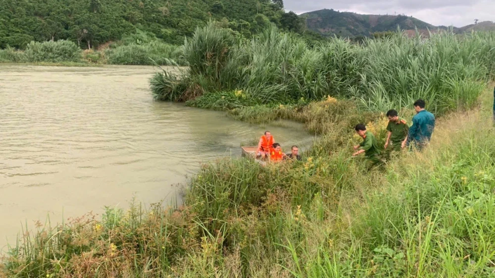 Cứu kịp thời 3 người mắc kẹt giữa hồ thủy điện Đồng Nai 2 khi lũ dâng cao