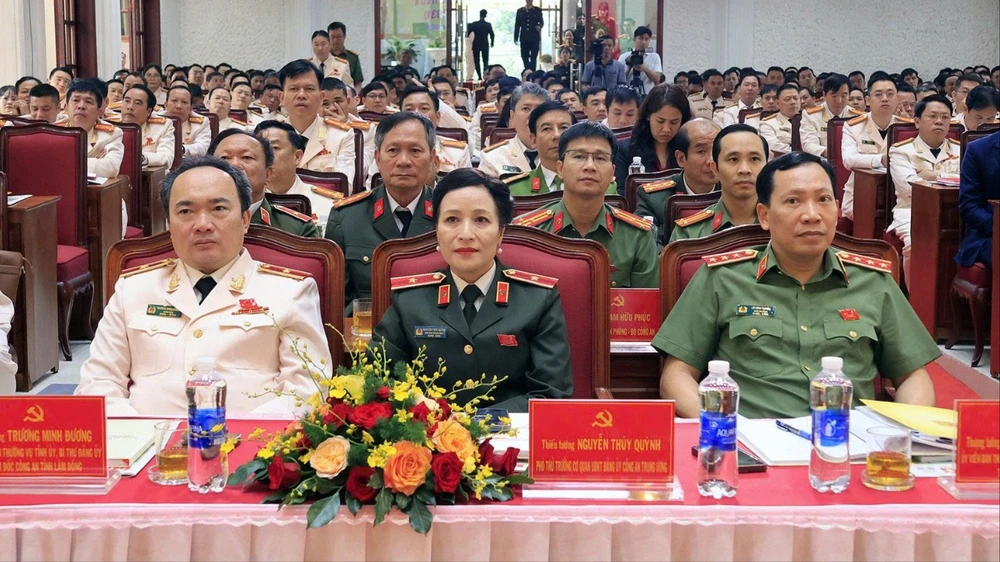 Công an Lâm Đồng: “Hàng thẳng, lối thông, đồng lòng cùng tiến”