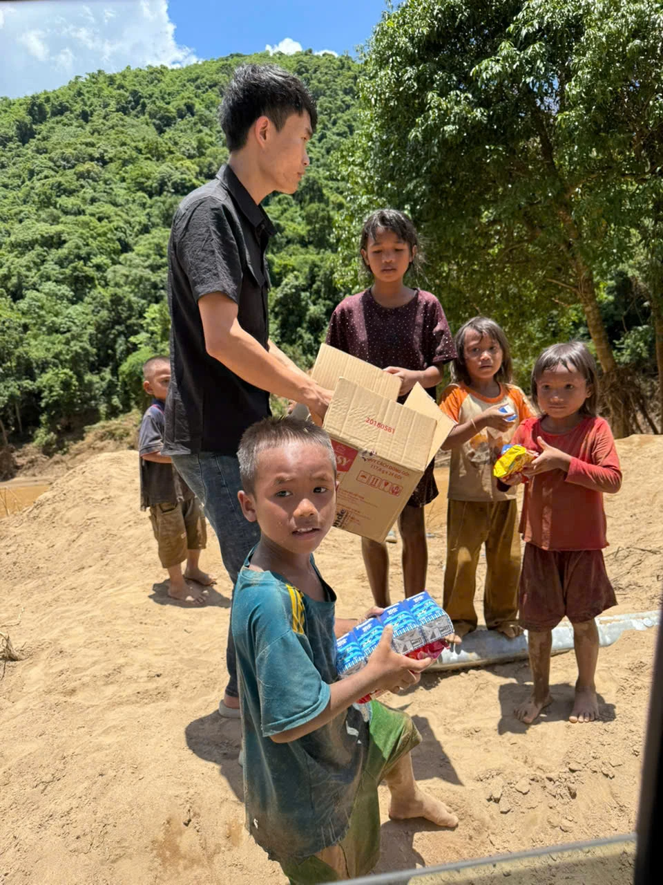 Người dân tỉnh Lâm Đồng vượt hàng trăm cây số mang yêu thương đến vùng lũ Nghệ An