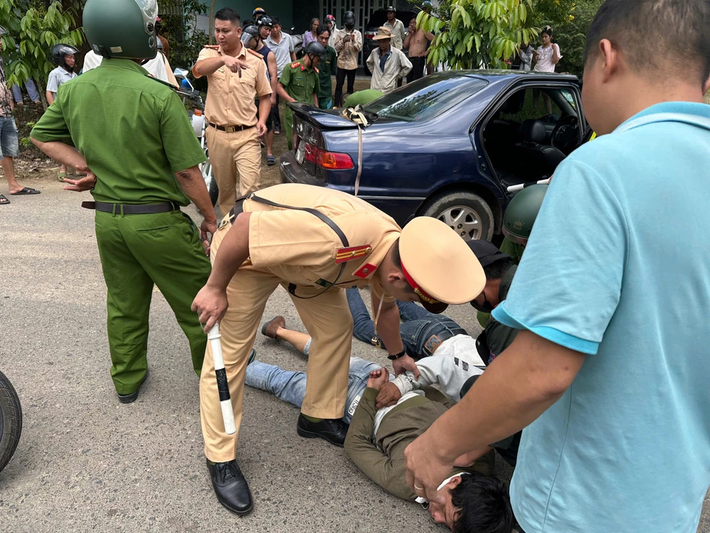 Truy đuổi 30 km, CSGT Lâm Đồng bắt 3 kẻ trộm, đi ô tô gắn biển số giả