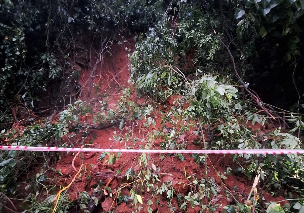 CSGT phối hợp khắc phục điểm sạt lở trên đèo Bảo Lộc