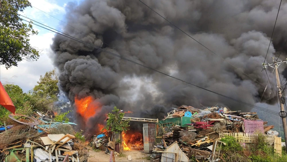 Cháy bãi phế liệu tại xã Đam Rông 1, không thiệt hại về người