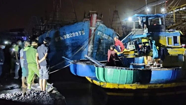 Can ngăn 2 người xô xát, người đàn ông vấp ngã rơi xuống nước tử vong ở cảng cá La Gi