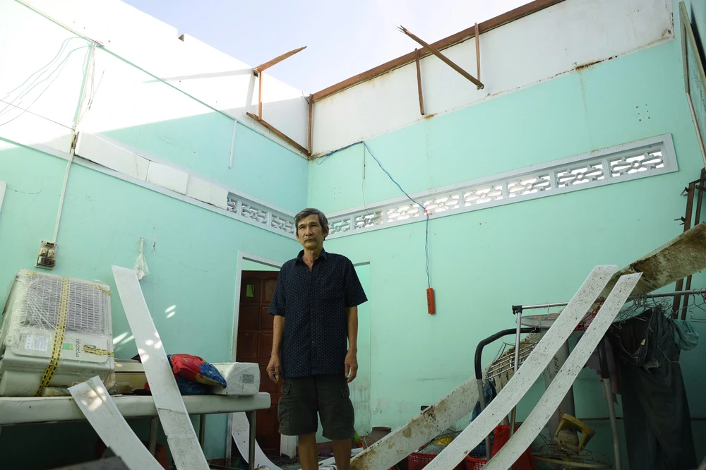 Núp trong nhà vệ sinh suốt 12 giờ để tránh bão