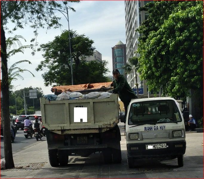 đậu xe trên vỉa hè có vi phạm.jpg