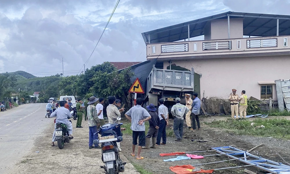 Xe tải lao vào nhà dân ở Phú Yên khiến 3 cháu nhỏ bị thương