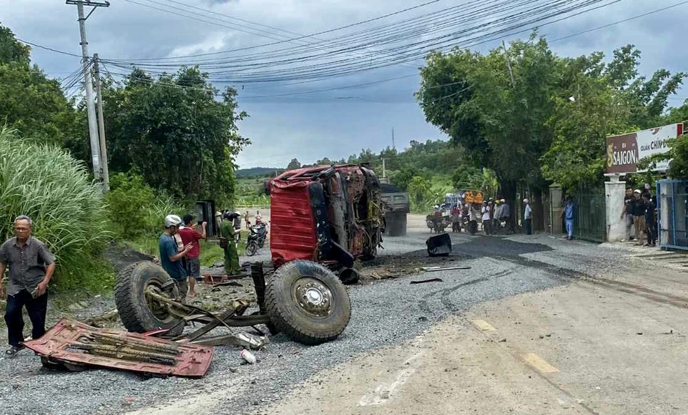 Phú Yên: Xe tải mất lái đâm vào vách núi, tài xế bị thương nặng