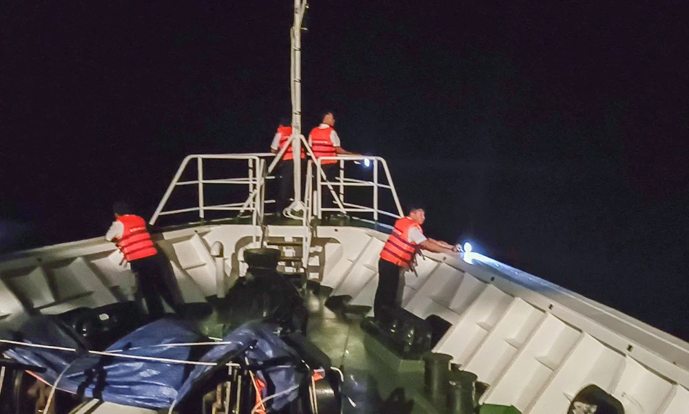 Tàu hải quân Vùng 4 đã tiếp cận vị trí ngư dân mất tích