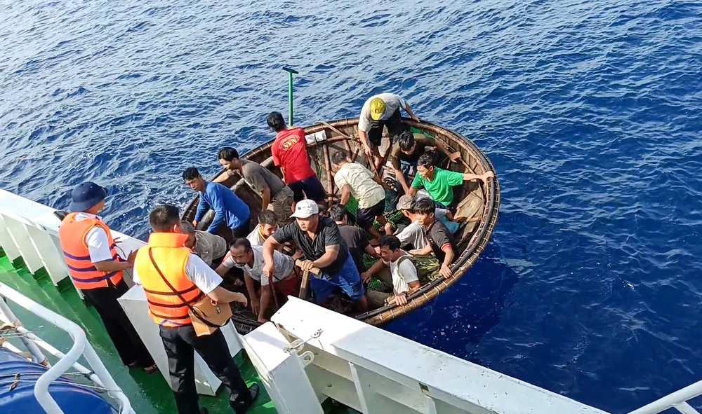 Khoảng 29-30 tiếng tàu 467 sẽ đưa ngư dân về đến đất liền