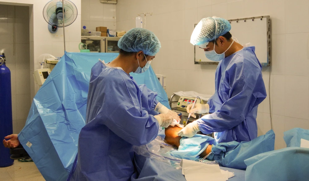 Trung tâm y tế thị trấn Trường Sa cấp cứu ngư dân bị nạn trên biển