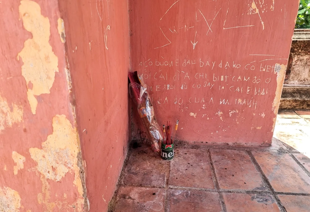 Tại cửa Hậu (cửa Bắc) của thành cổ Diên Khánh, rác thải vứt bừa bãi, trên các bức tường chi chít chữ viết, vẽ bậy.