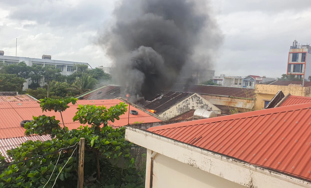 Sau tiếng nổ, kho hàng gần cây xăng ở TP Tuy Hòa cháy lớn