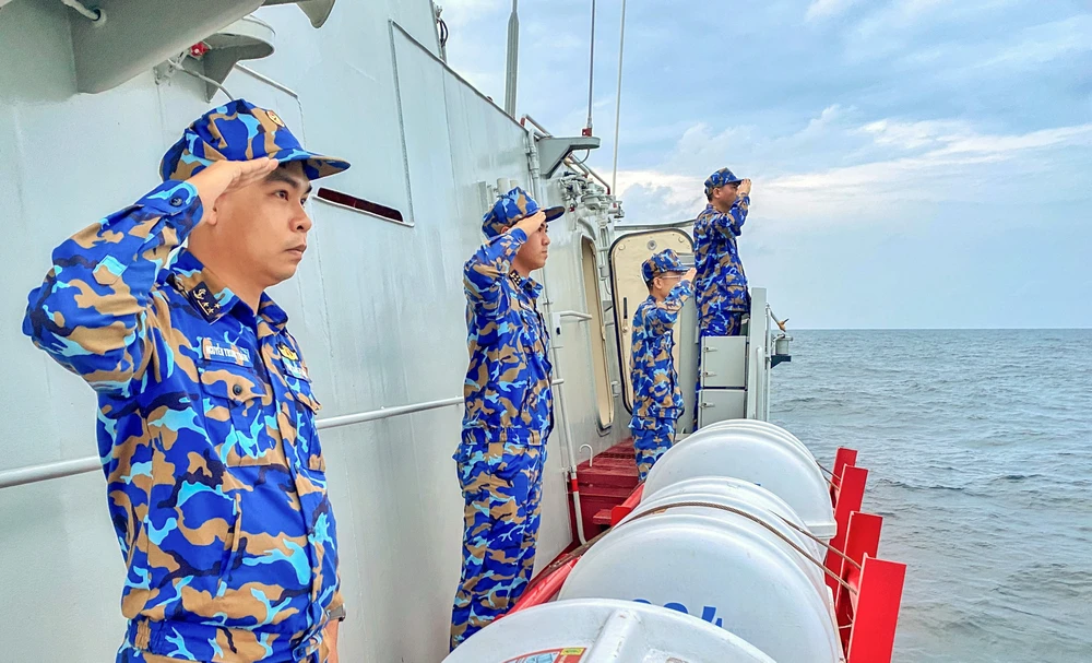 1. Sĩ quan Tàu 264 thực hiện thủ tục chào nhau trên biển giữa tàu hải quân các nước ASEAN.JPG