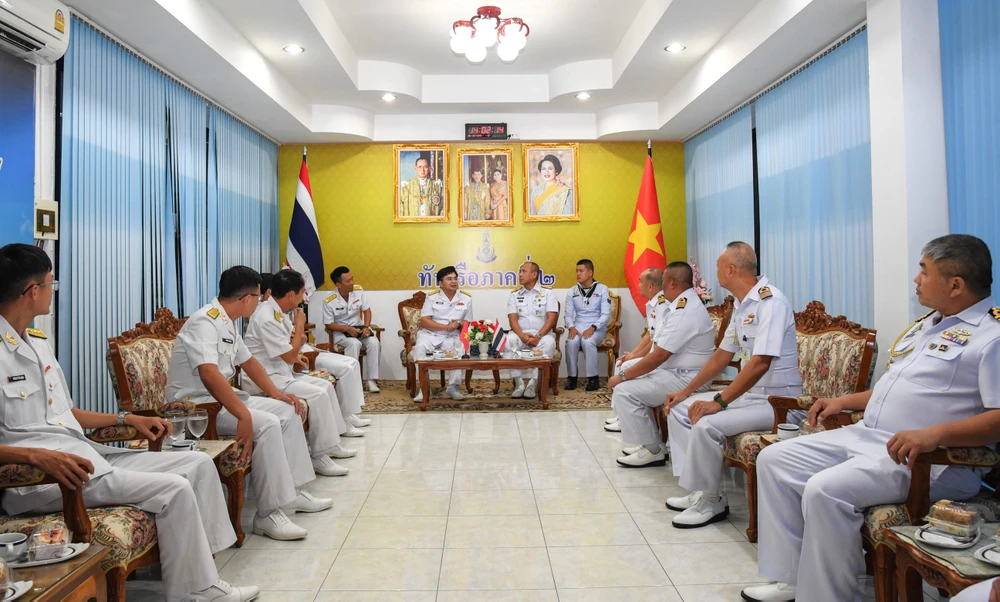 2. Chuẩn Đô đốc Tha-oát-chai Pim-mương, Phó Tư lệnh Vùng 2 Hải quân Hoàng gia Thái Lan tiếp xã giao đoàn công tác Vùng 5 Hải quân Nhân dân Việt Nam.jpg