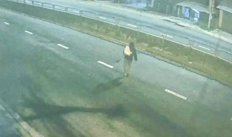 Truy tìm kẻ đục mái nhà trộm 70 điện thoại di động