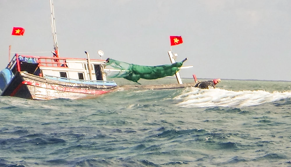 Tàu cá Ninh Thuận bị sóng đánh chìm, 4 ngư dân được cứu