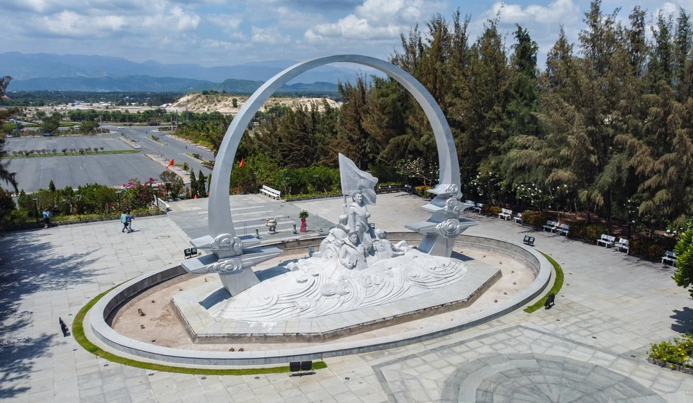 Sáng 14-3, Tỉnh ủy, UBND tỉnh Khánh Hòa tổ chức lễ tưởng niệm 64 cán bộ, chiến sĩ Hải quân nhân dân Việt Nam đã anh dũng hy sinh trong cuộc chiến bảo vệ đảo Gạc Ma ngày 14-3-1988