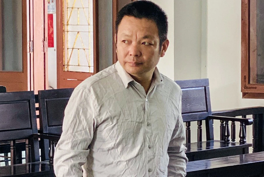 trộm cắp dây chuyền vàng