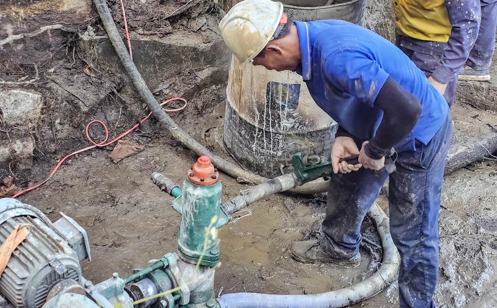 Nhiều mũi khoan xuyên núi gia cố hầm Bãi Gió qua đèo Cả