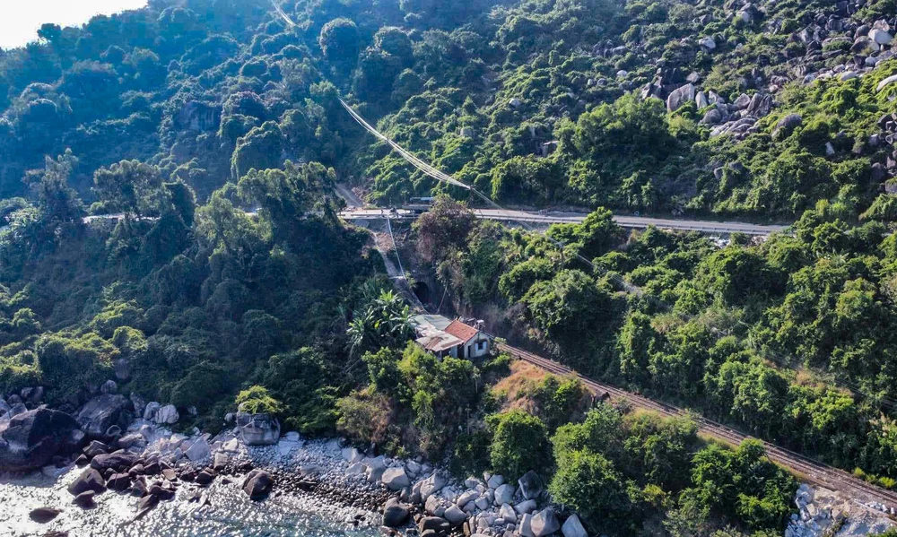 Sau bảy ngày xảy ra sự cố sạt lở ở hầm đường sắt Bãi Gió đoạn qua đèo Cả nối hai tỉnh Khánh Hòa và Phú Yên, hàng trăm công nhân vẫn liên tục làm ba ca, bốn kíp để khắc phục.