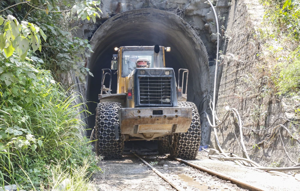 Do hầm nhỏ, yếu nên các xe cơ giới phải ra vào lần lượt cũng kéo dài thời gian khắc phục sự cố.