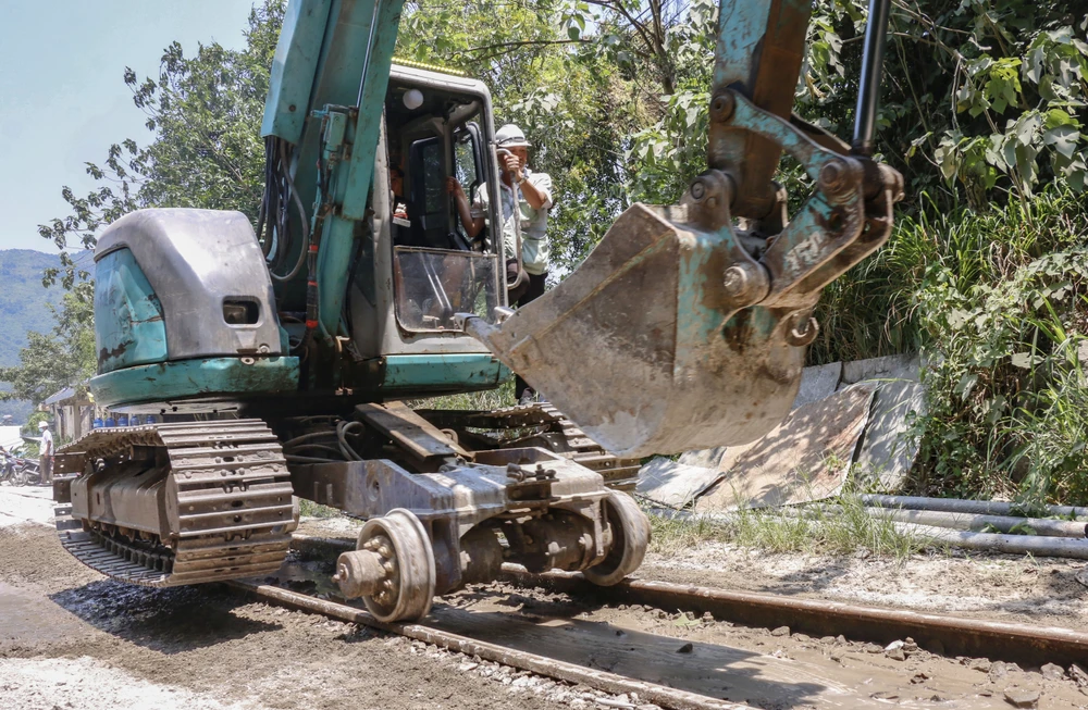 Theo cơ quan chức năng, khó khăn lớn nhất trong quá trình khắc phục sạt lở hầm Bãi Gió là cố định lớp đất đá ở vỏ hầm đã cơ bản thực hiện xong. 'Khó khăn còn lại là hầm quá nhỏ, thiếu ánh sáng, ô xy bị loãng và việc thi công không thể làm nhanh, phải đào đất đất từng cm vì lo lắng đất đá tiếp tục sạt lở ở bên trên' - ông Hưng thông tin thêm.