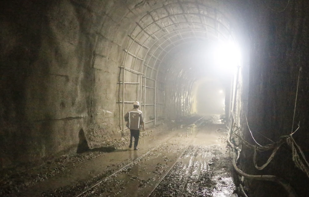 Bên trong hầm Bãi Gió chật hẹp, thiếu không khí, ánh sáng.