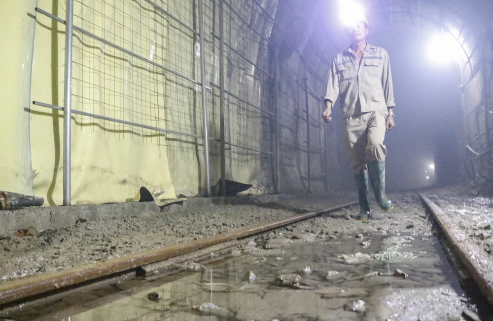 Theo một số công nhân, rất may thời tiết nắng ráo, nếu có mưa công tác khắc phục khó có thể thực hiện.