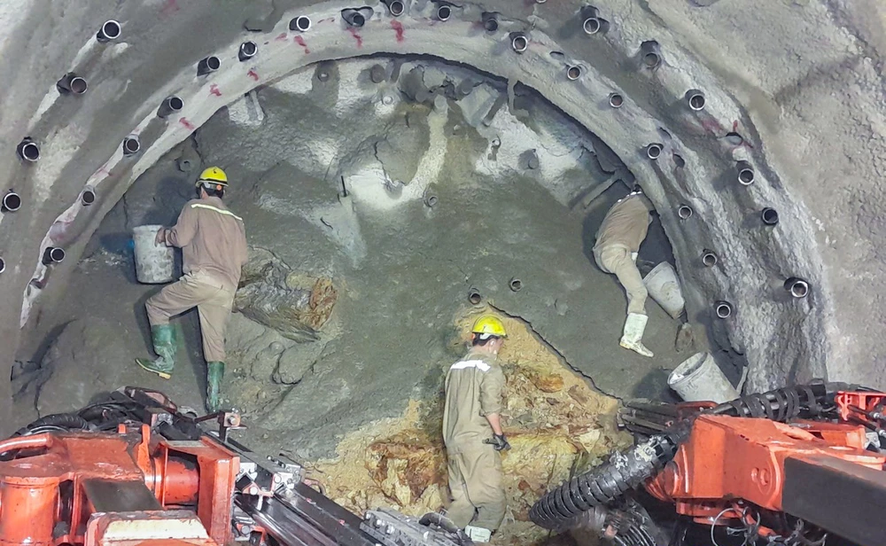 Cũng theo ông Hưng, hiện đang thi công theo kiểu cuốn chiếu. 'Máy móc sẽ dọn đất đá 50 cm, công nhân sẽ cho dựng khung thép hàn cứng và phun bê tông. Dọn đến đâu hàn khung, phun bê tông đến đó để đảm bảo an toàn' - ông Hưng nói.