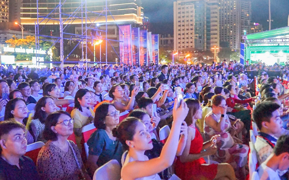 du lịch biển Nha Trang.jpg