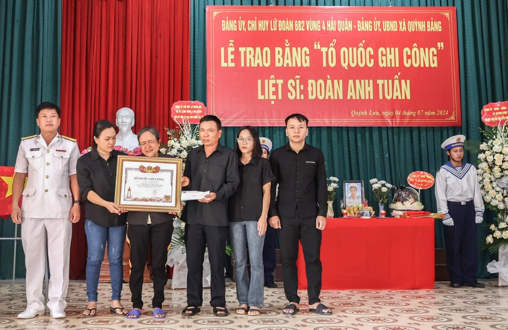 Đại diện chỉ huy Lữ đoàn 682 trao bằng Tổ quốc ghi công cho gia đình Liệt sĩ Đoàn Anh Tuấn.jpg