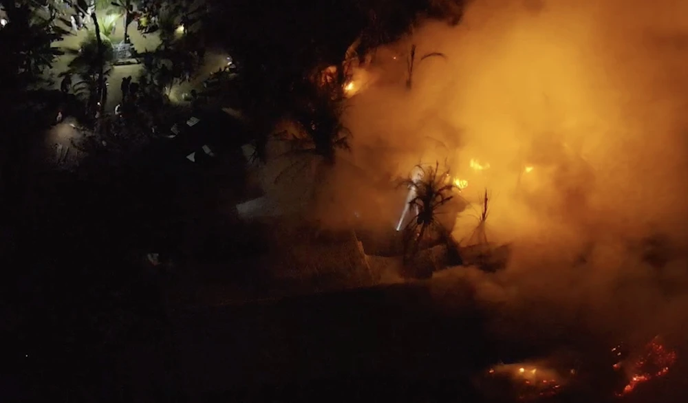 Kho hàng chứa nhang trầm của một hộ dân ở huyện Vạn Ninh bốc cháy dữ dội trong đêm, may mắn không có thương vong về người.