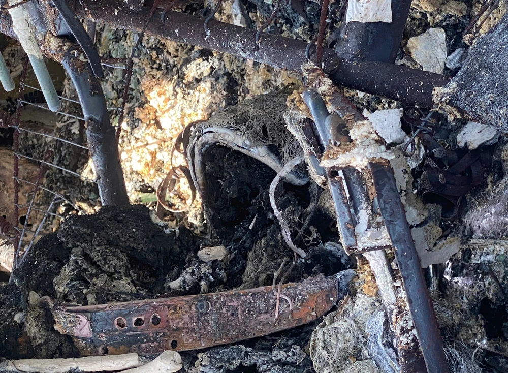 ô tô cháy trơ khung.jpg