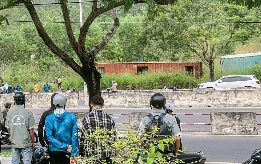 trong thùng container.jpg