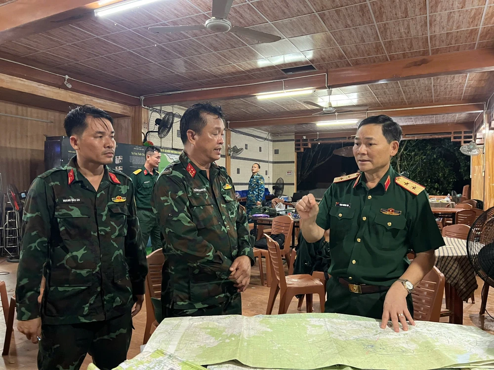 Theo Trung tướng Phạm Trường Sơn, trong thời tiết mưa to, gió lớn, chúng ta đã tìm được 2 phi công. 'Các đồng chí mạnh khỏe, an toàn. Tuy nhiên, trong quá trình nhảy dù, cũng ít nhiều tác động đến sức khỏe của các phi công. Hai phi công sẽ được chăm sóc sức khỏe tại Bệnh viện quân y 13 điều trị cho đến khi hồi phục', Trung tướng Phạm Trường Sơn nói.