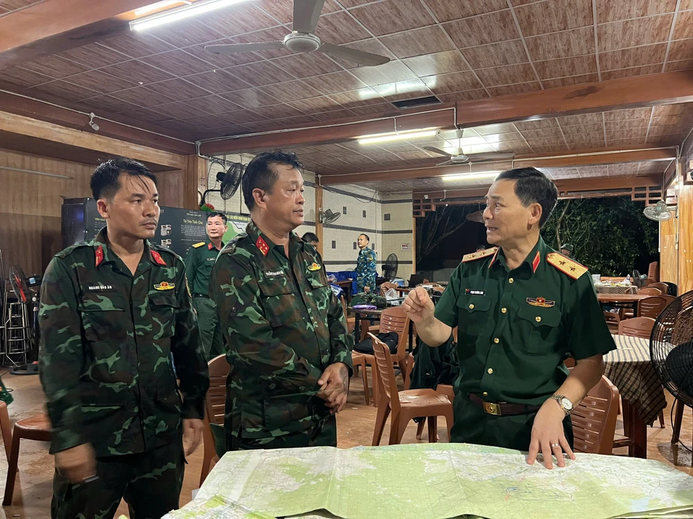 Tối 6-11, Trung tướng Phạm Trường Sơn, Phó Tổng Tham mưu trưởng Quân đội nhân dân Việt Nam (bìa phải) trực tiếp chỉ huy công tác tìm kiếm hai phi công trong vụ máy bay quân sự Yak-130 rơi khi đang bay huấn luyện tại huyện Tây Sơn, tỉnh Bình Định.