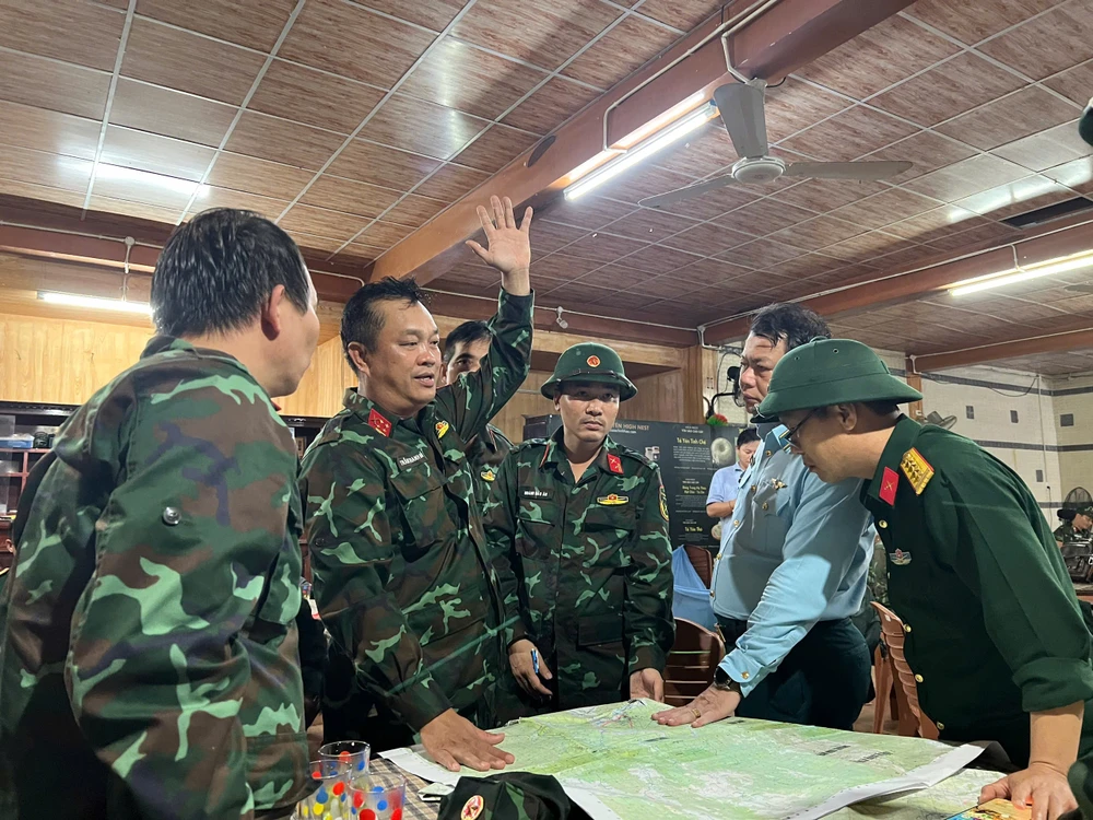 Lực lượng chỉ huy nhanh chóng xác định khu vực, vị trí hai phi công trên các khu rừng sau khi nhảy dù.