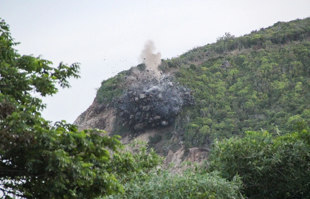 kích nổ khối đá.jpg