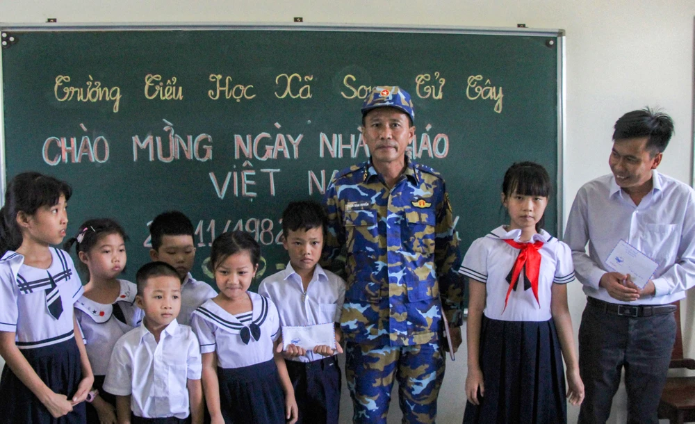 Ảnh 1 Đại tá Trần Văn Quyển, Lữ đoàn trưởng Lữ đoàn 146.jpg