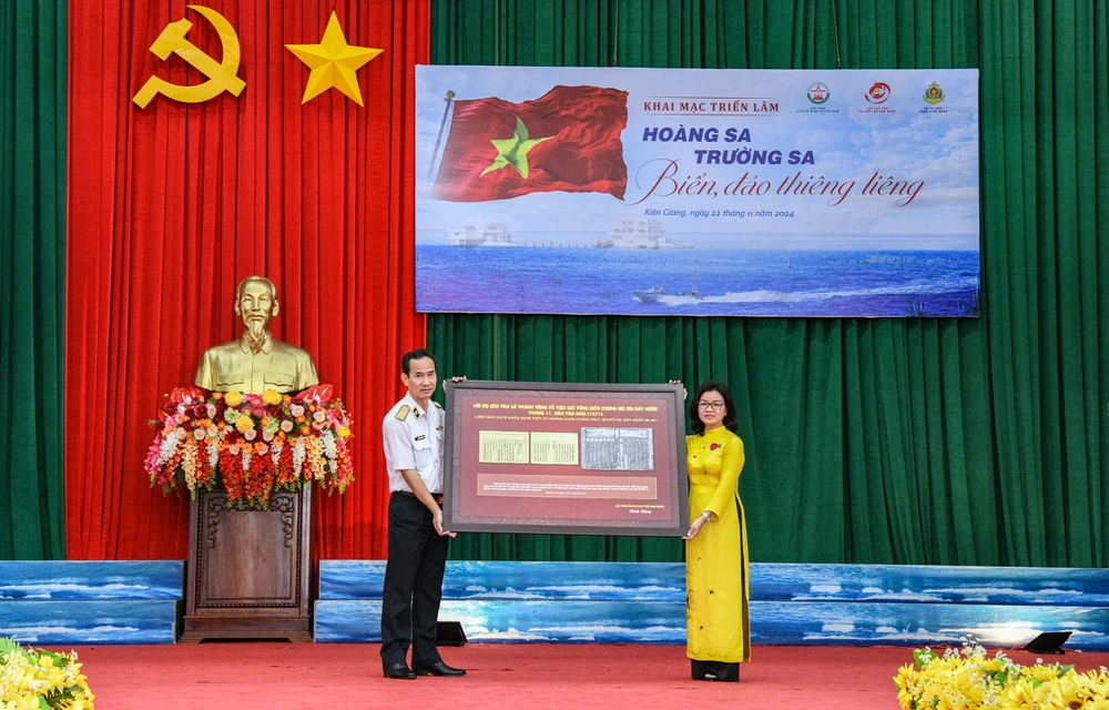 5. Cục Văn thư và Lưu trữ Nhà nước trao tặng Bộ Tư lệnh Vùng 5 Hải quân bản in lời dụ của vua Lê Thánh Tông về việc giữ vững biên cương bờ cõi đất nước từ Mộc bản triều Nguyễn.jpg