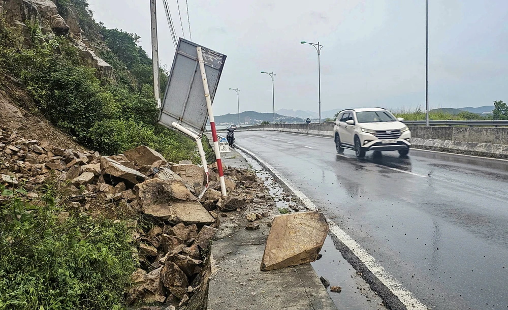 Một điểm sạt lở trên đèo Cù Hin đường Nguyễn Tất Thành, TP Nha Trang