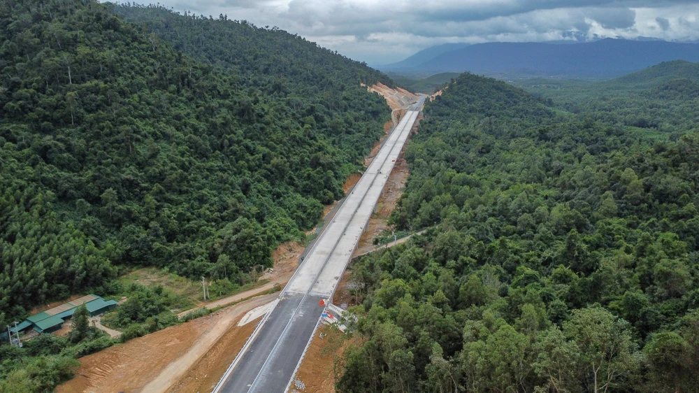 Cầu Khánh Bình- cầu dài nhất trên cao tốc Vân Phong - Nha Trang, đã cơ bản hoàn thành. Cầu dài gần 700 m với 17 nhịp, quy mô bốn làn xe bắc qua tỉnh lộ 8 thuộc xã Khánh Bình, huyện Khánh Vĩnh. Câu cầu này có tổng mức đầu tư hơn 200 tỉ đồng do nhà thầu Vinaconex xây dựng.