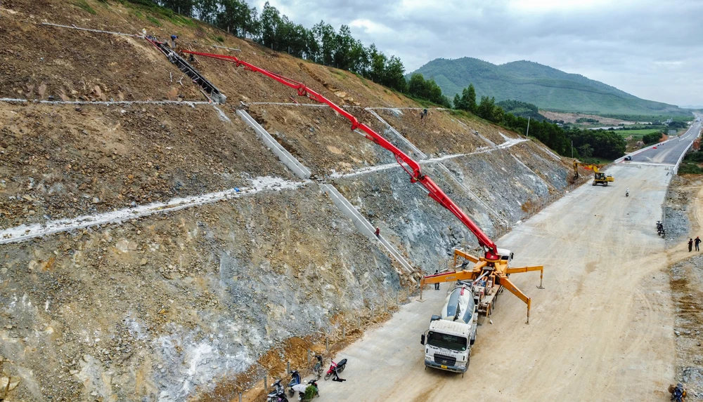 Cao tốc Vân Phong - Nha Trang đoạn qua xã Ninh Tân, thị xã Ninh Hòa.