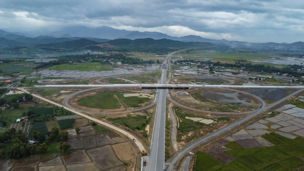 Dự án có tổng mức đầu tư hơn 11.800 tỉ đồng, do Ban Quản lý dự án 7 thuộc Bộ Giao thông vận tải làm chủ đầu tư. Trong ảnh, nút giao đồng cấp giữa cao tốc Vân Phong - Nha Trang và cao tốc Khánh Hòa - Buôn Ma Thuột