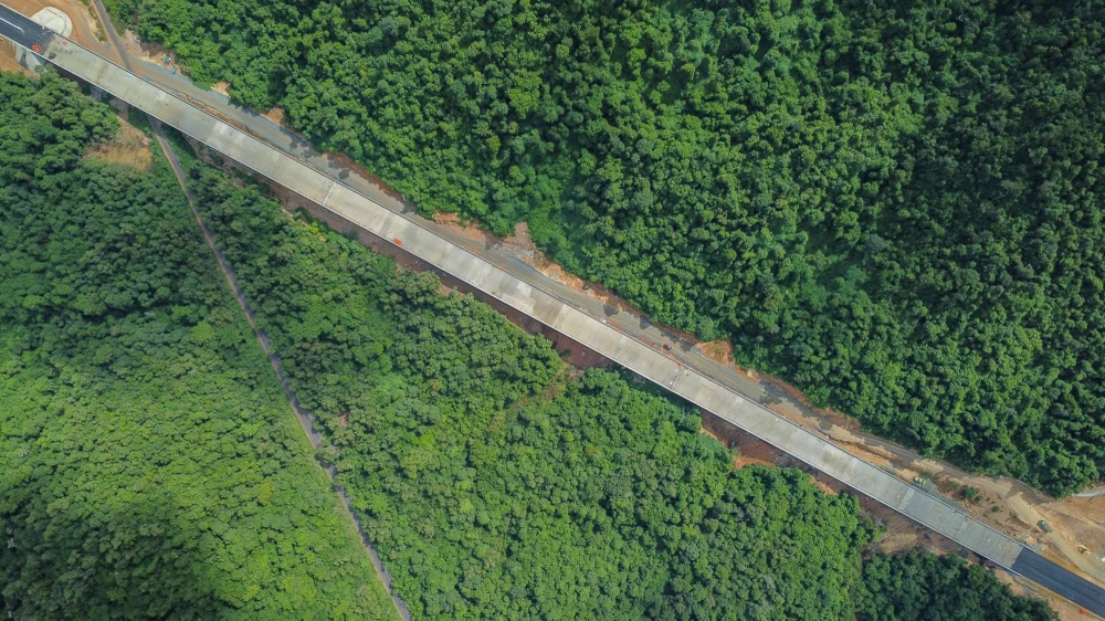 Theo ông Đặng Bá Mạnh, Phó chỉ huy công trường nhà thầu Vinaconex, giai đoạn đầu việc thi công cầu Khánh Bình gặp khó do vướng đất rừng, mặt bằng giao bị chậm bảy tháng. Sau đó vướng mắc được tháo gỡ. Đến nay cầu Khánh Bình đảm bảo tiến độ thông tuyến vào ngày 30-4-2025.