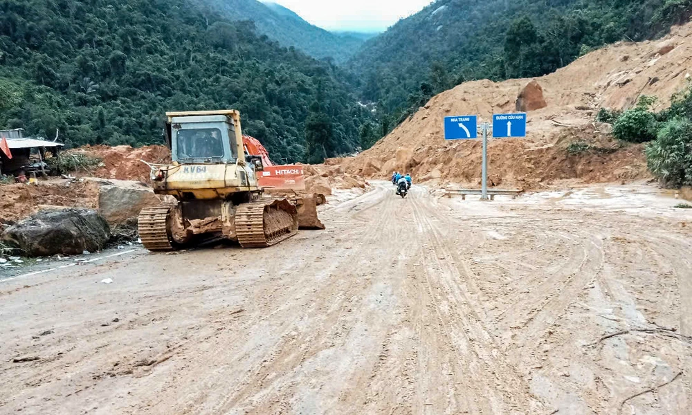 Thông xe đèo Khánh Lê sau 5 ngày tê liệt do sạt lở