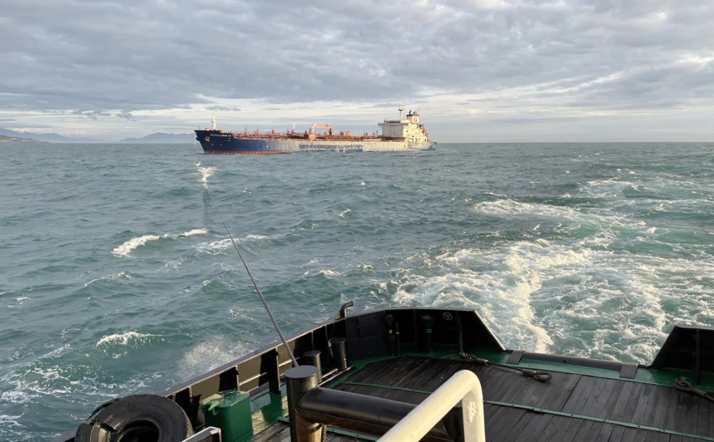 Tàu hơn 40 ngàn tấn.jpg