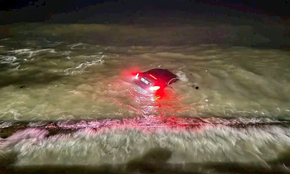 lao xuống biển.jpg